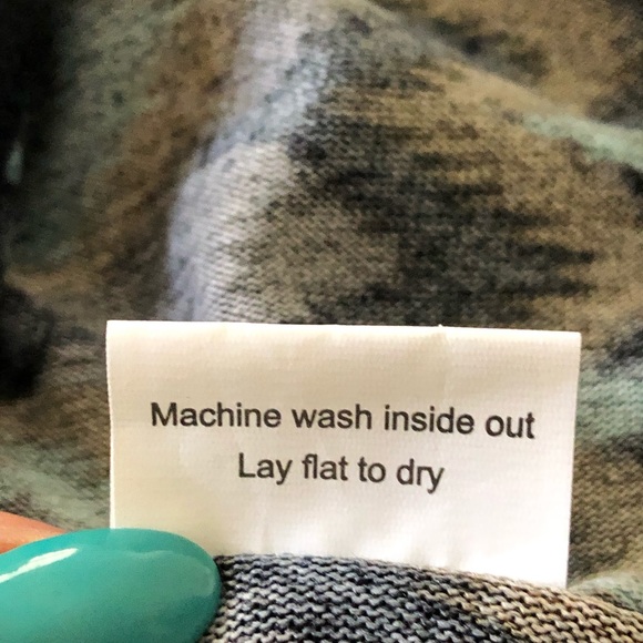 Flattering V-neck, knee length and classic! - Picture 5 of 5